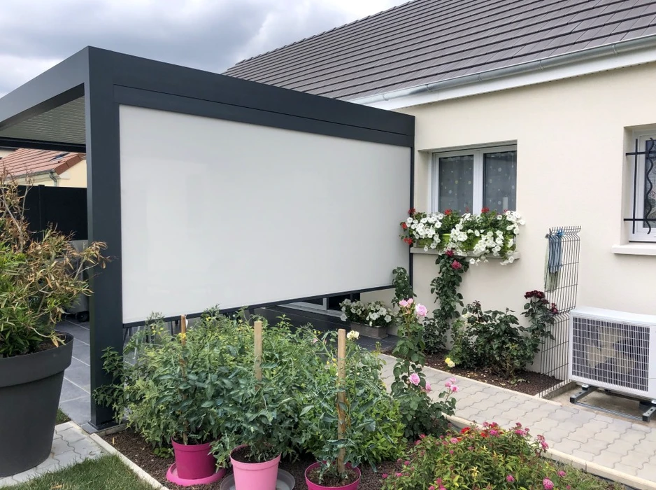 Terrasse extérieure résidentielle avec pergola moderne équipée d'un store banne à toile blanche