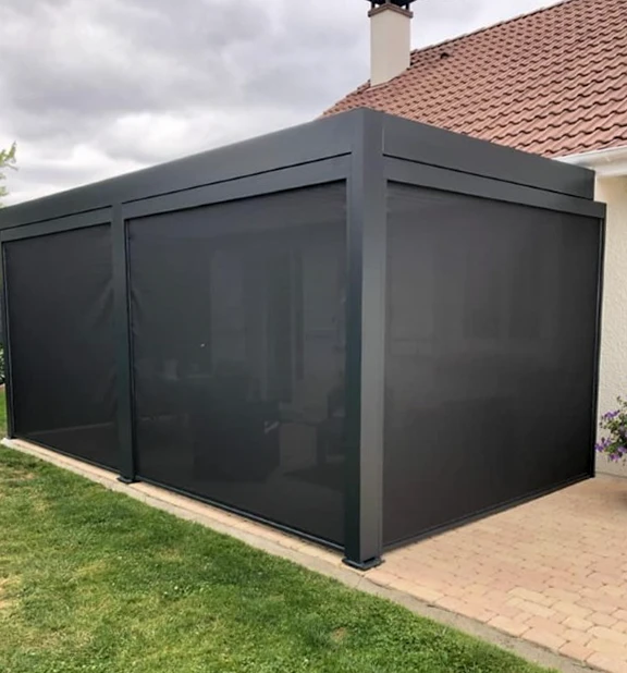 Façade extérieure d'habitation avec fenêtre à deux vantaux ouvrants, équipée de volets battants en aluminium gris à lames orientables