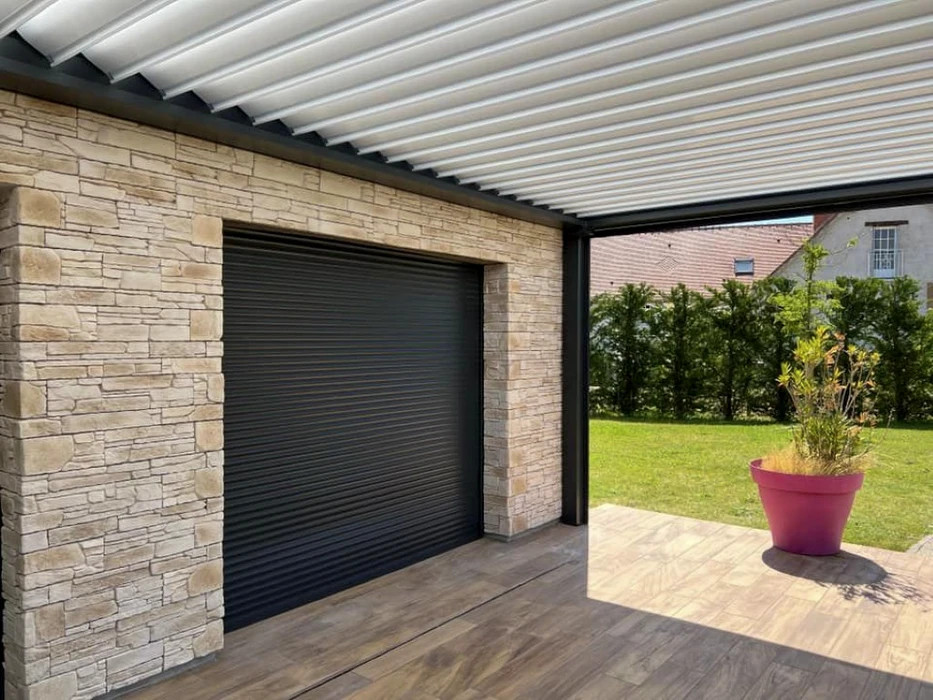 Entrée extérieure d'une maison en pierre avec porte-fenêtre vitrée à quatre panneaux