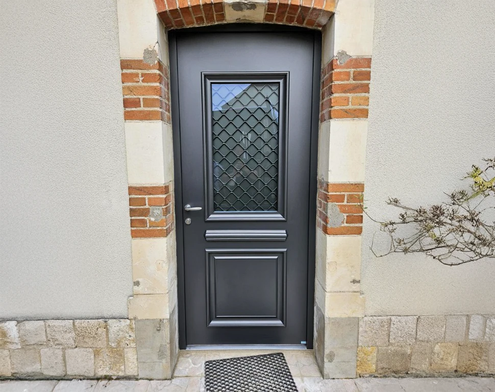 Façade extérieure d'habitation avec fenêtre à deux vantaux ouvrants, équipée de volets battants en aluminium gris à lames orientables