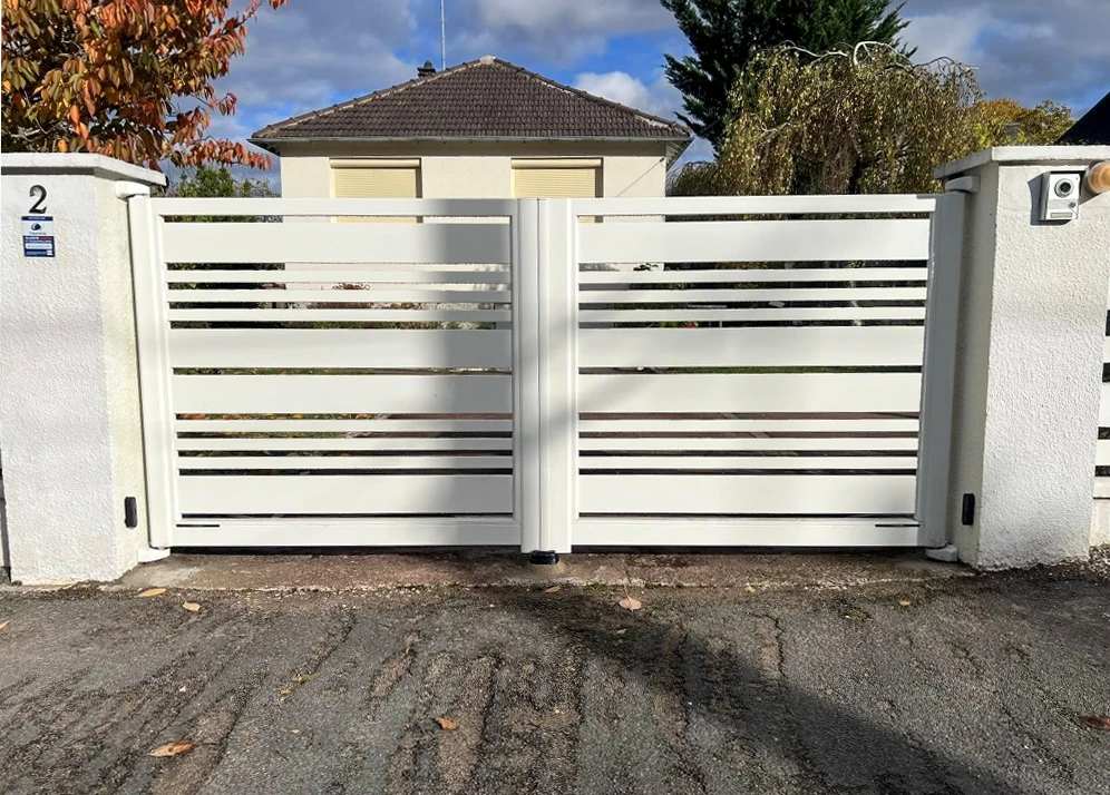 Entrée extérieure d'une maison avec porte d'entrée moderne gris anthracite à deux panneaux, vitrage décoratif losangé et grille de sécurité