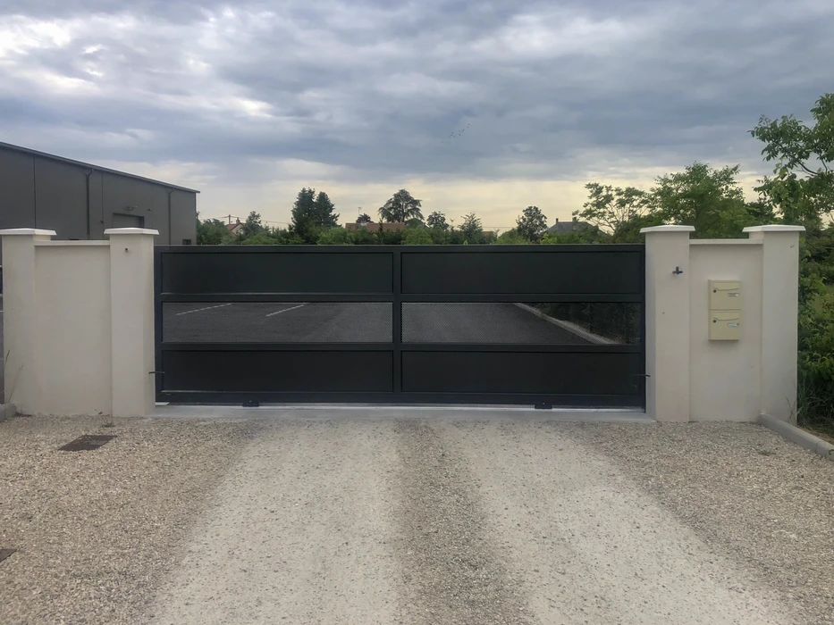 Entrée principale d'une maison avec porte rouge en PVC ou composite, dotée d'un vitrage décoratif à arc surbaissé et panneau inférieur mouluré