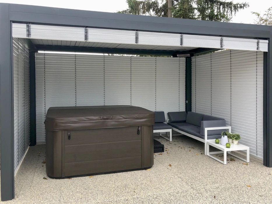 Façade extérieure d'habitation avec fenêtre à deux vantaux ouvrants, équipée de volets battants en aluminium gris à lames orientables