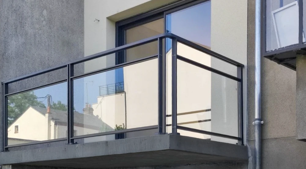 Entrée extérieure d'une maison avec porte d'entrée moderne gris anthracite à deux panneaux, vitrage décoratif losangé et grille de sécurité