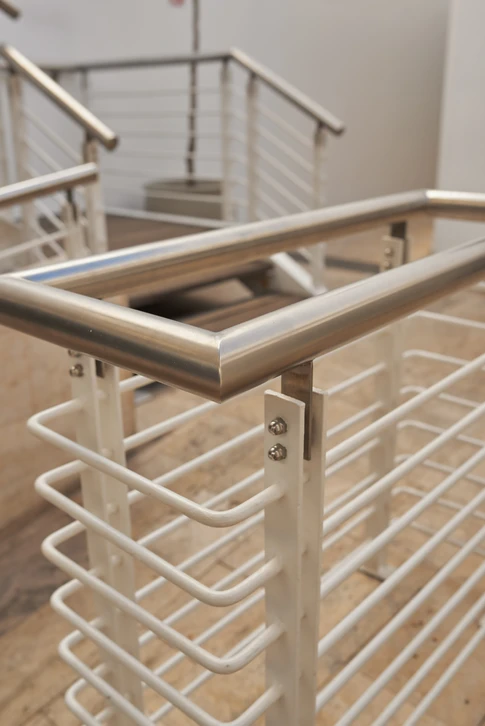 Terrasse extérieure avec salon de jardin en fonte d'aluminium ornementée