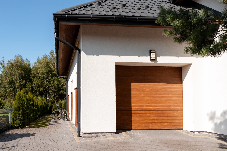 Portrait d'un mécanicien au travail dans son garage