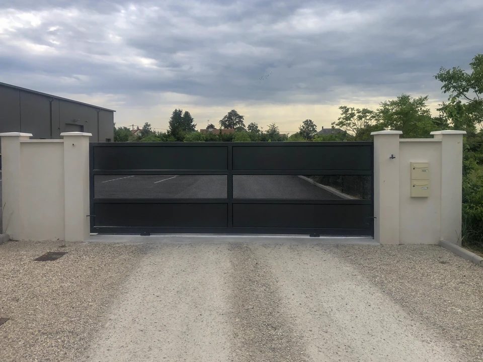 Pergola en aluminium pour patio extérieur contre le ciel nuageux