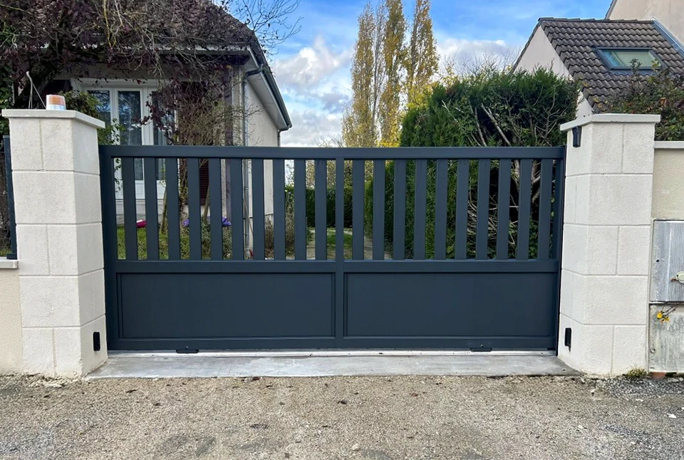 Entrée résidentielle avec porte blanche et poignée métallique moderne