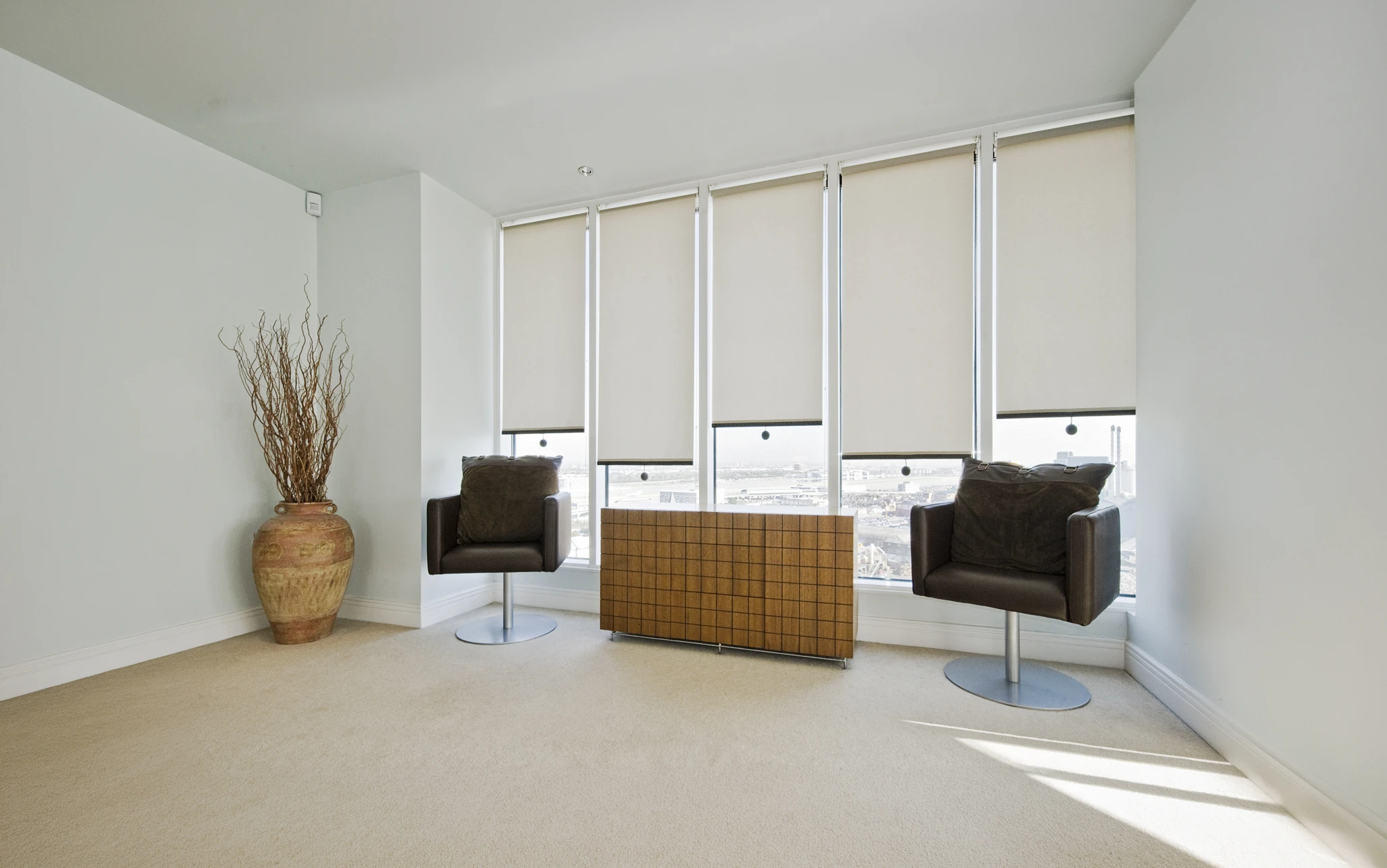 Salon moderne avec fauteuil bleu design sur tapis géométrique bleu et blanc