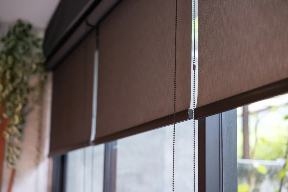 Salon moderne avec canapé bleu turquoise, coussins décoratifs, plaid à carreaux