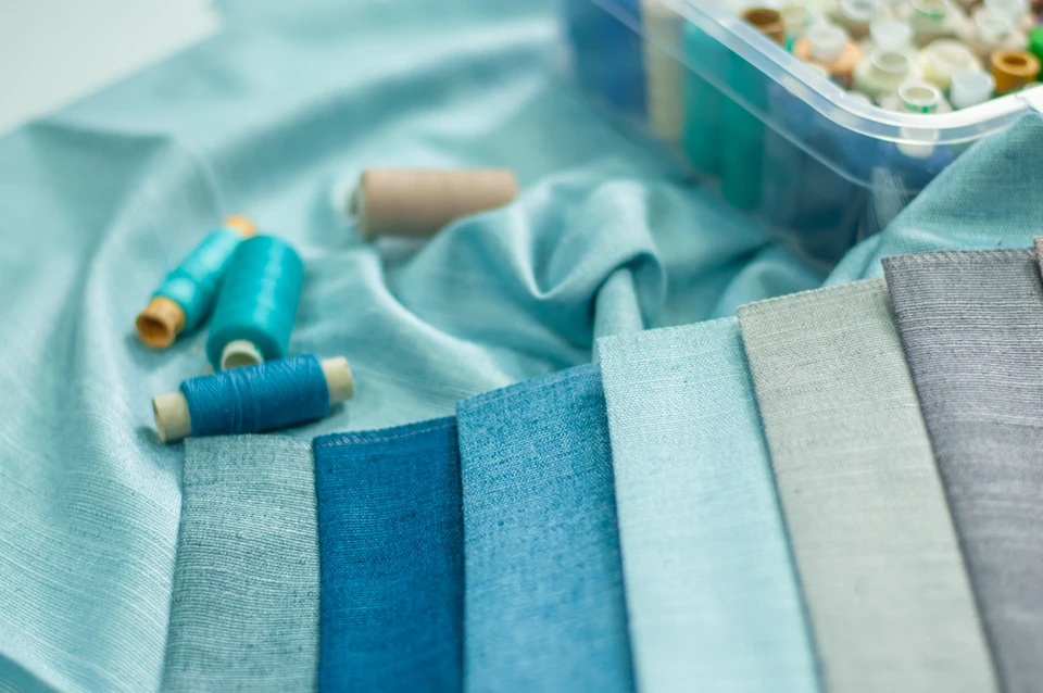 Intérieur épuré avec oreillers en soie disposés sur literie blanche